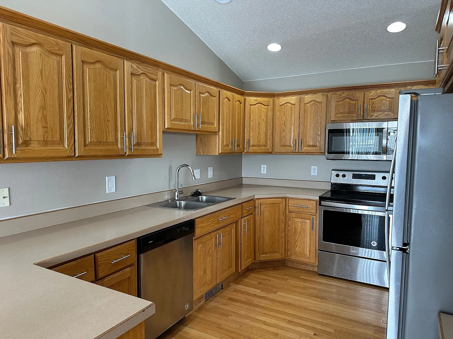 Comfortable 3-Bedroom with Garage & Fenced Yard for Rent — Photo 4