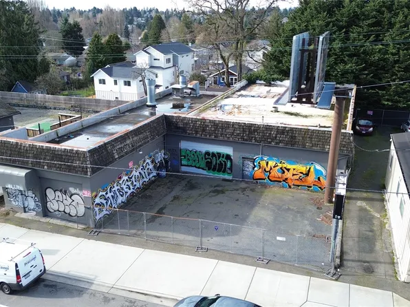 9739 Greenwood Avenue N, Seattle, WA 98103