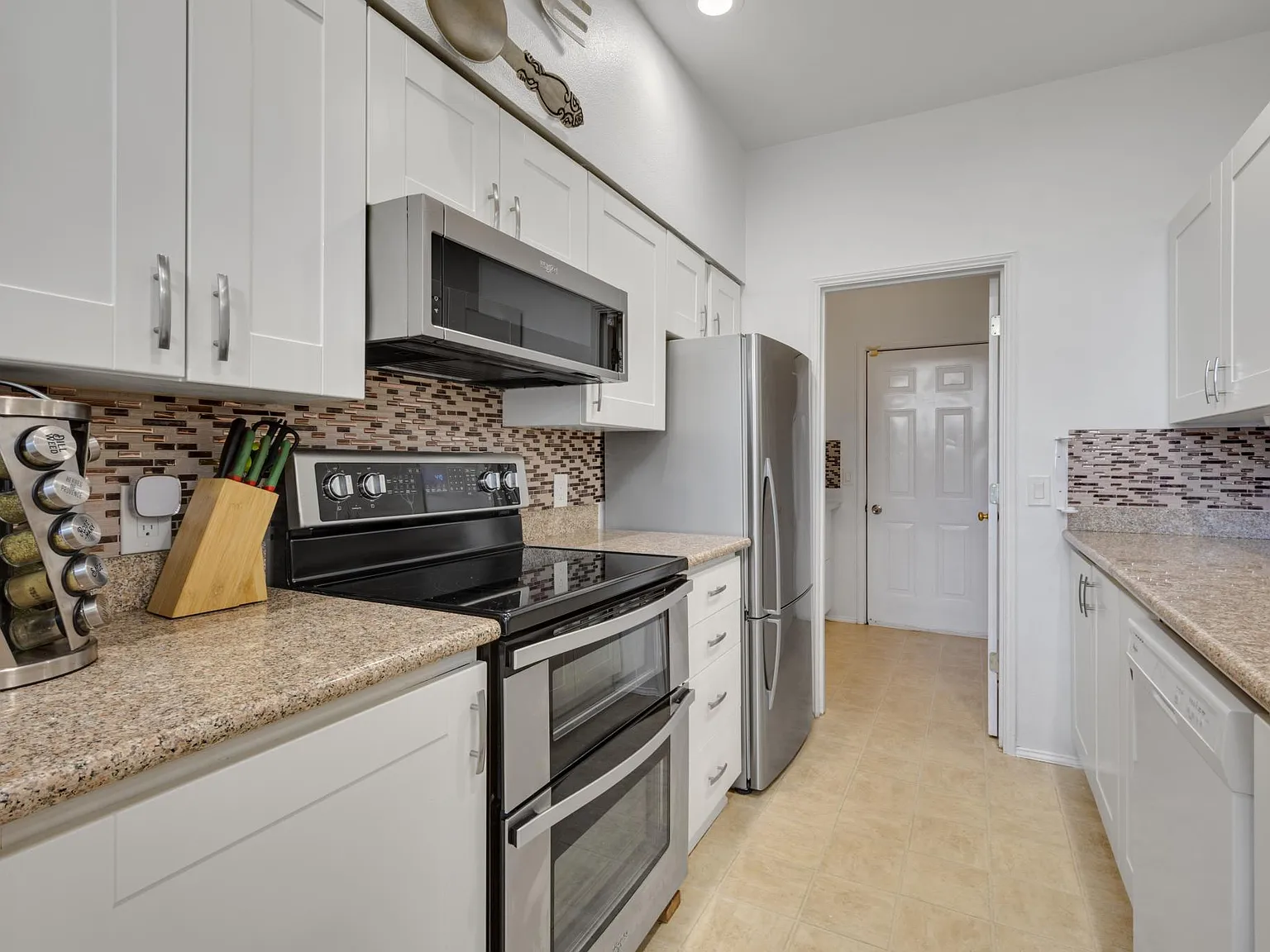 3 bed, 2.5 bath, 1323 sqft, $3,399 — Photo 3