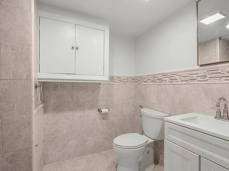 Lower level full bath.
