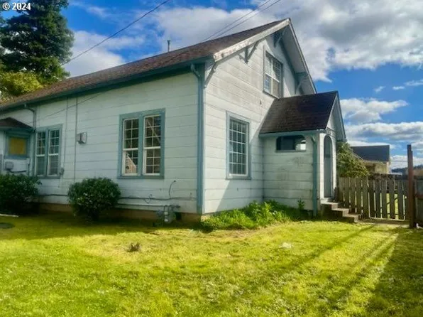603 C St, Myrtle Point, OR 97458