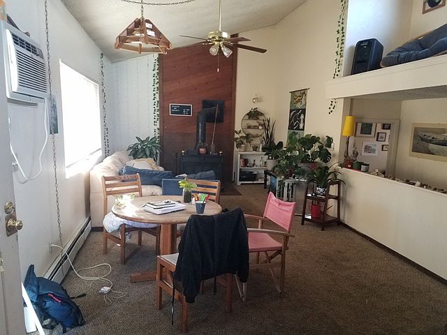 828 Marine #7 - living room