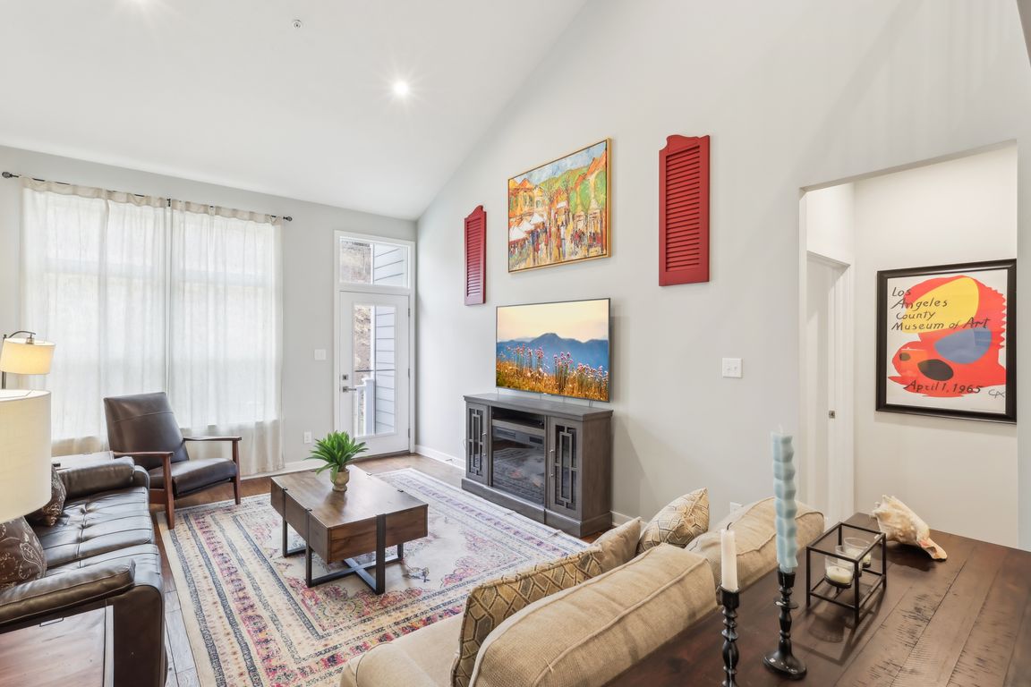 Mahican Cir-009.jpg