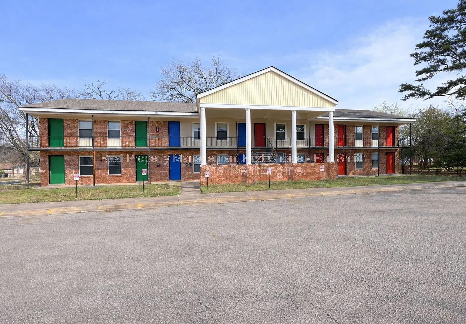 2 bed, 1.0 bath, 795 sqft, $560 — Photo 1