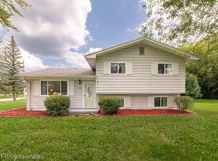 8119 Fenton Rd, Grand Blanc, MI 48439