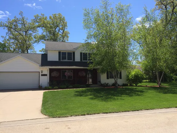 717 Sunset Ct, Waupaca, WI 54981