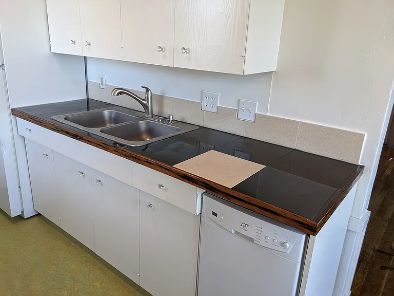 Lots of prep space in the kitchen!
