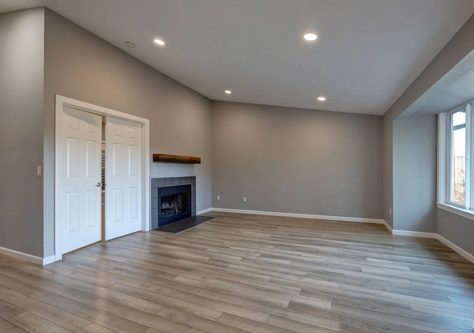 Spacious 2bd + DEN, 1.75ba Condo available in the heart of Issaquah! — Photo 4