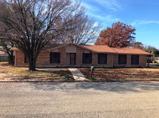 2135 N Village Dr, Bonham, TX 75418