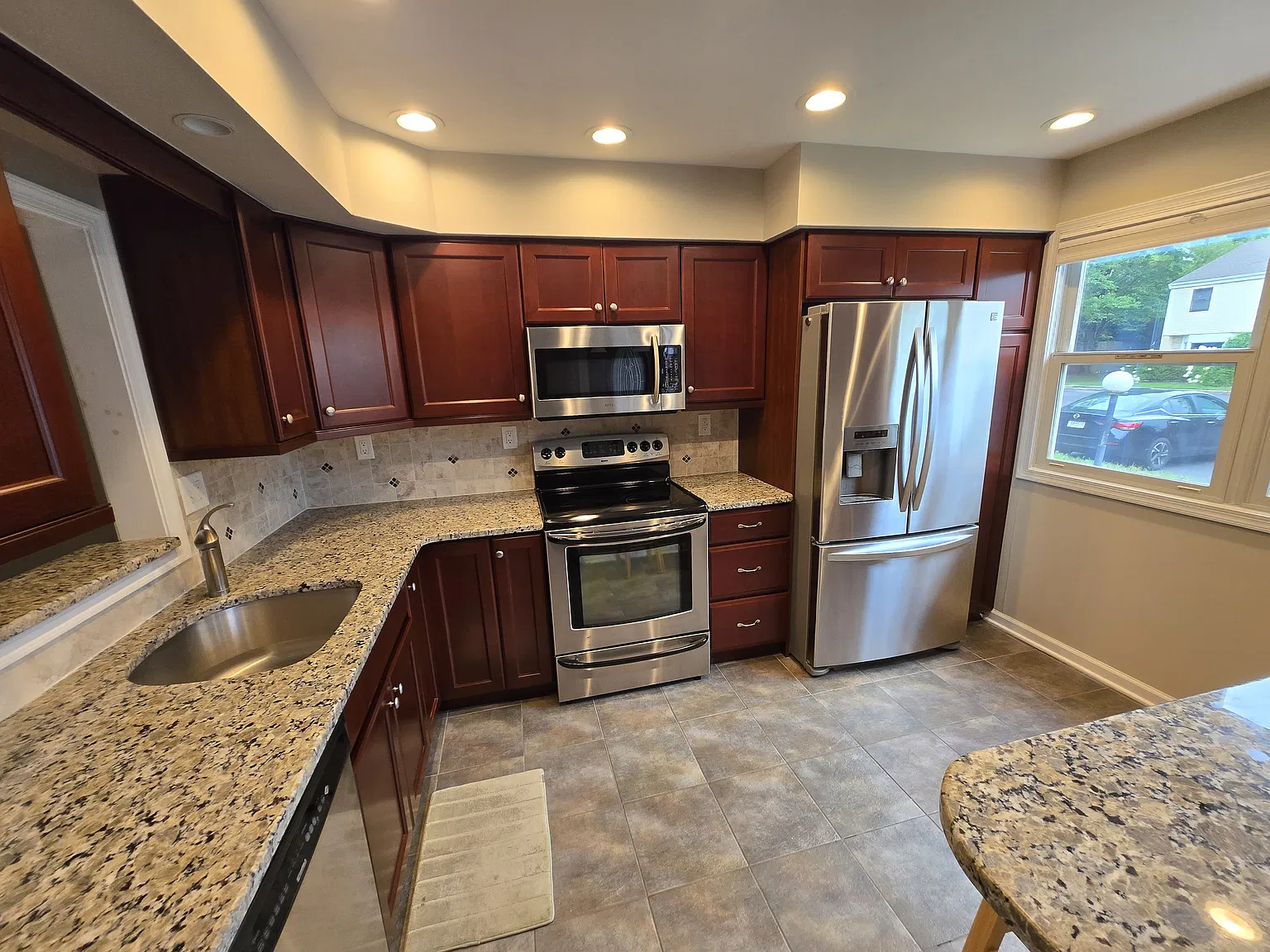 3 bed, 1.5 bath, 1250 sqft, $2,650 — Photo 2