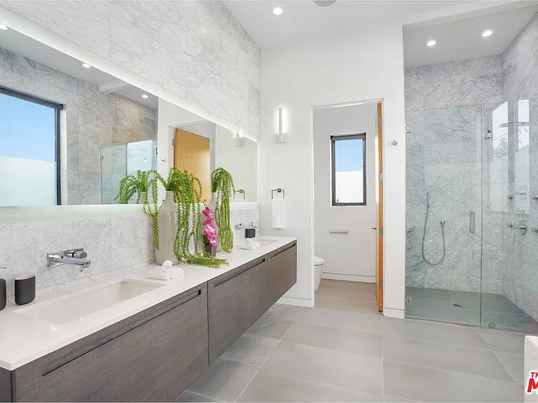 346 N Kings Rd — Photo 30