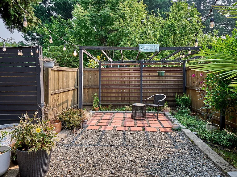 Charming Backyard, Picture 1