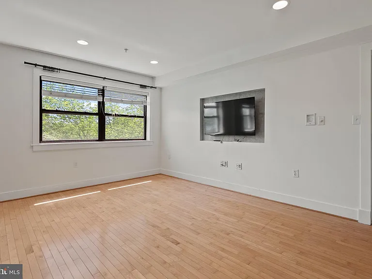 1524 Independence Ave SE #303 — Photo 8