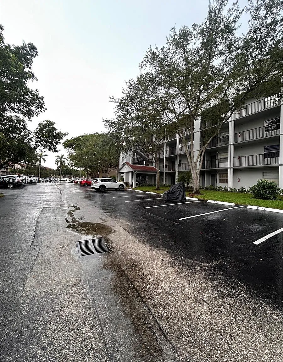 Cambridge At Century Vill — Photo 3