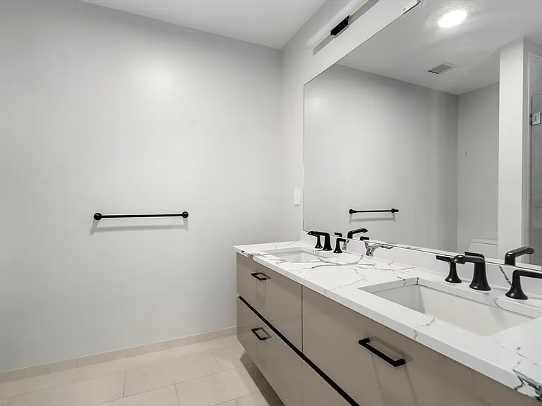 68 Los Angeles St #Penthouse 6 — Photo 13