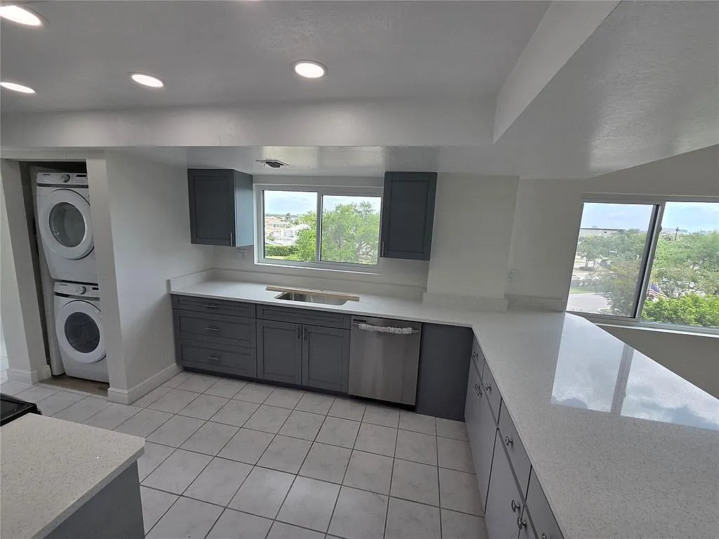 Building Photo - 650 Island Way #408