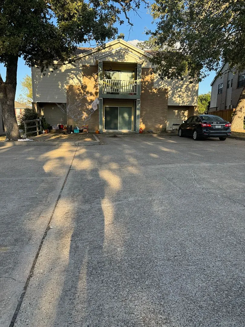 August Pre-Lease! Spacious 2 Bedroom 2 Bathroom On Bus Route! — Photo 1