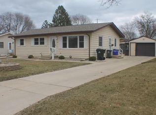 339 32nd St NW, Cedar Rapids, IA 52405