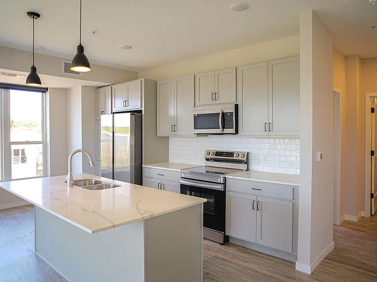B7 Flats — Photo 97