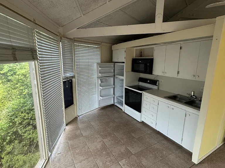 2932 Marion Way — Photo 2