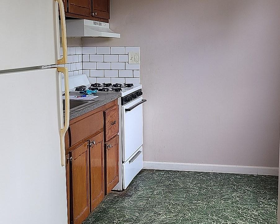 Kitchen Floor has been replaced with a new floor (not seen in this pic)