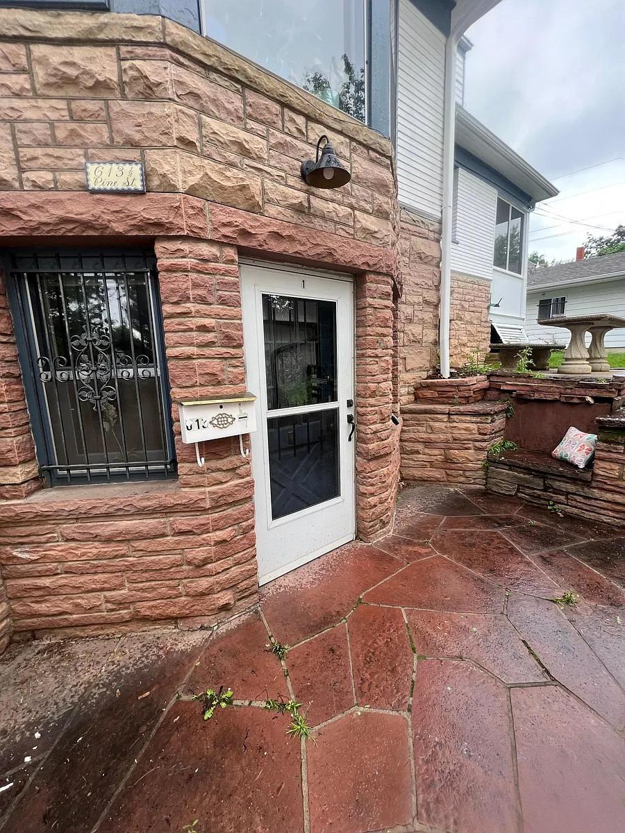 Building Photo - 613 Pine St #1