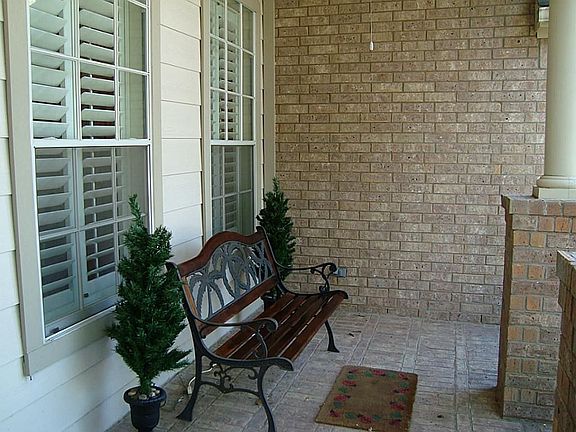 3rd image of 102 W Hobbit Glen Dr