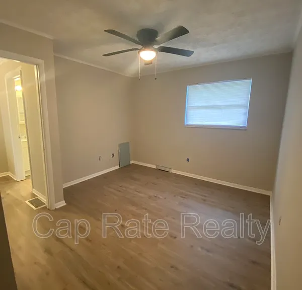 1226 Parkview Dr — Photo 6