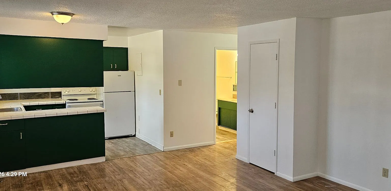 spacious 2 bedroom 1 bath with patio area — Photo 2