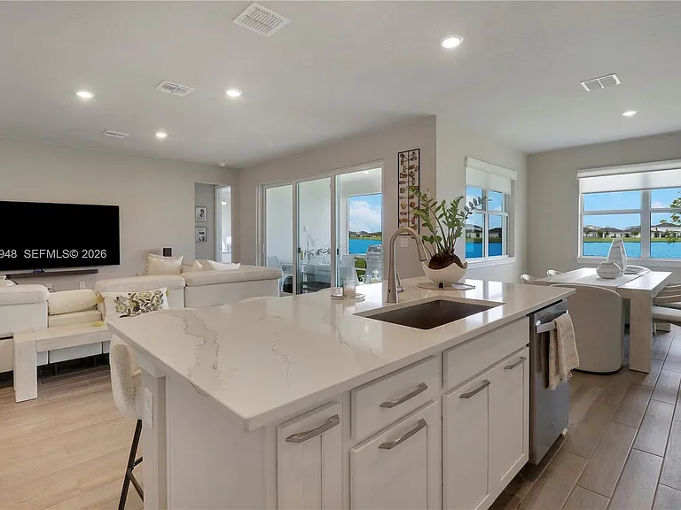6489 NW Cloverdale Ave — Photo 8