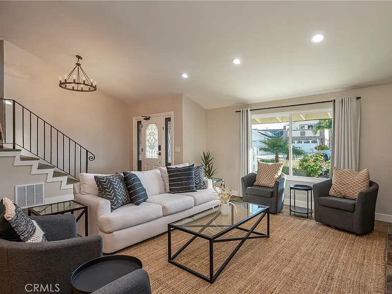 409 W Sierra Dr — Photo 2