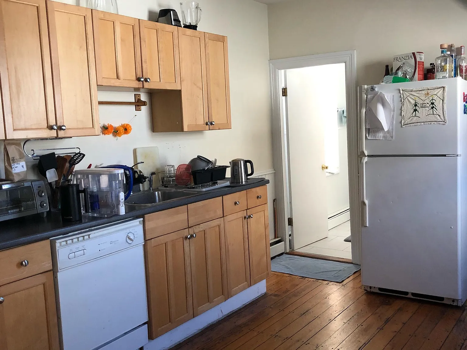 7 bed, 2800 sqft, $7,000 — Photo 1