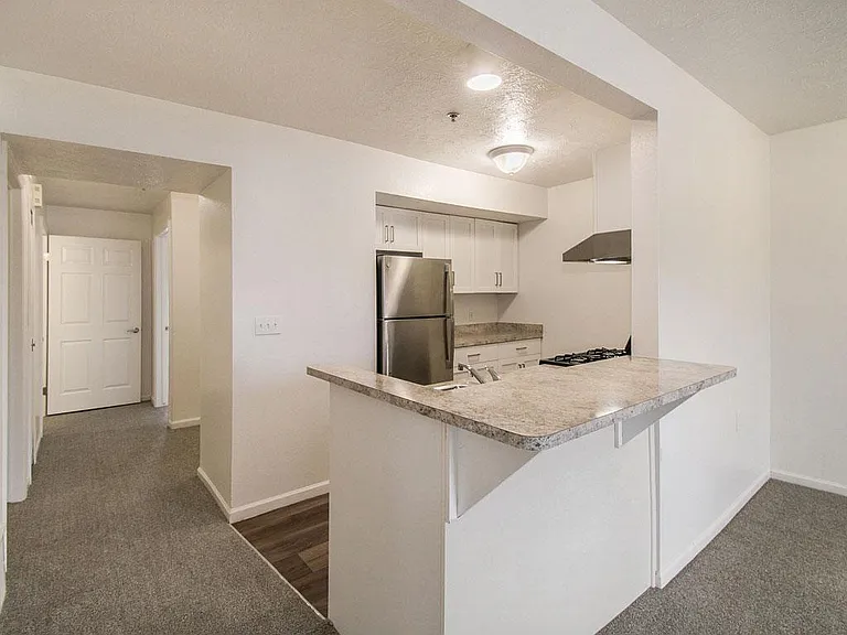 Brentwood Park Apartments — Photo 30
