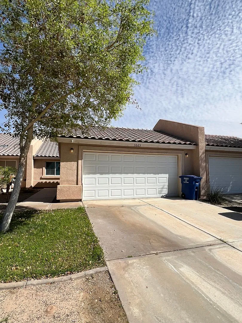 Very Nice 2 Bed 2 Bath Townhome! — Photo 1