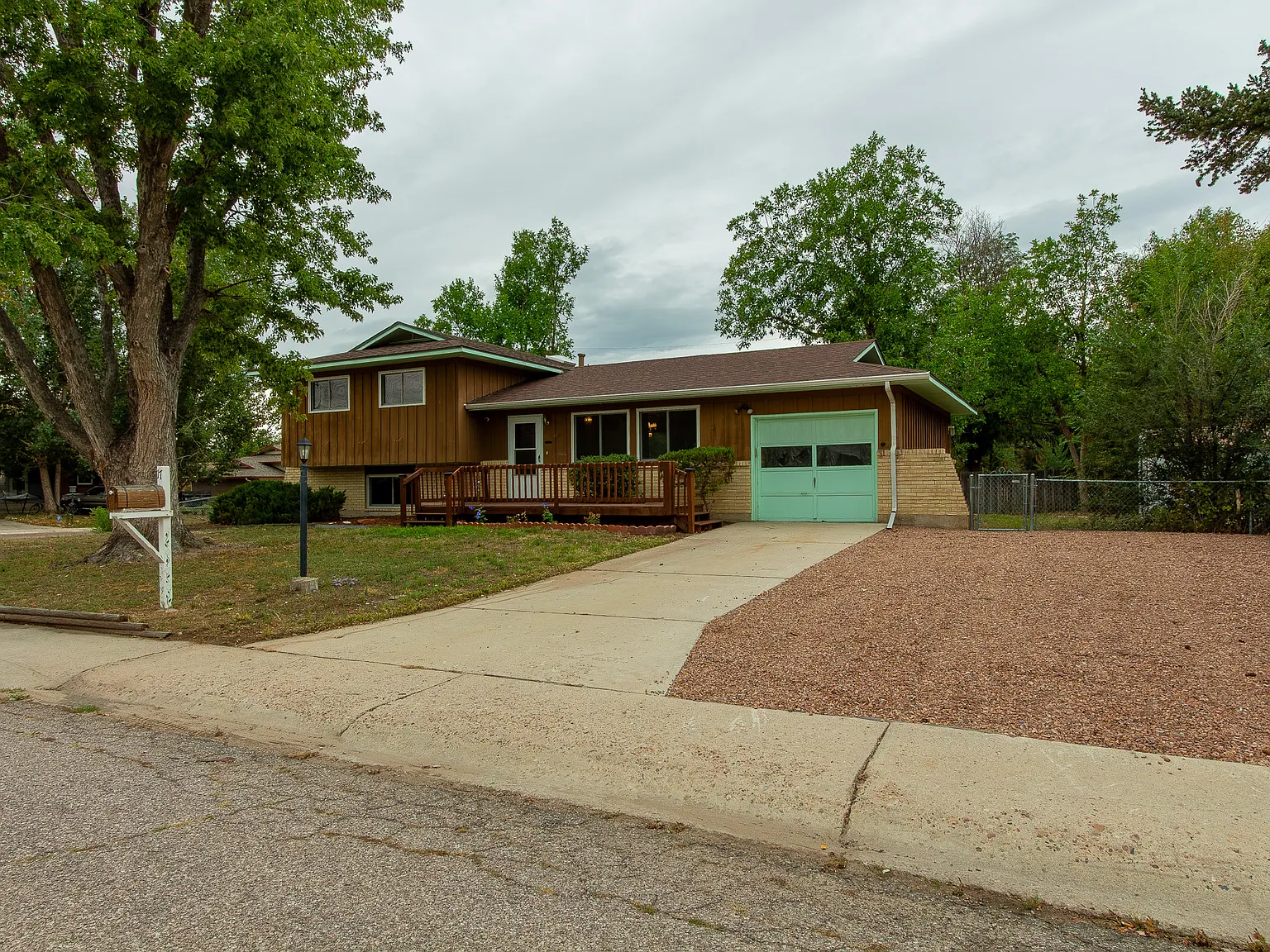 3 bed, 2112 sqft, $2,400 — Photo 2