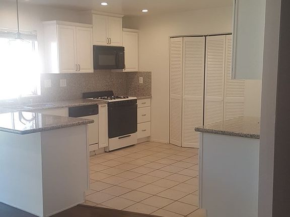 5th image of 2633 S Plainfield Dr