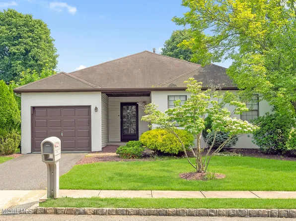 17 Suffolk Way, Marlboro, NJ 07746