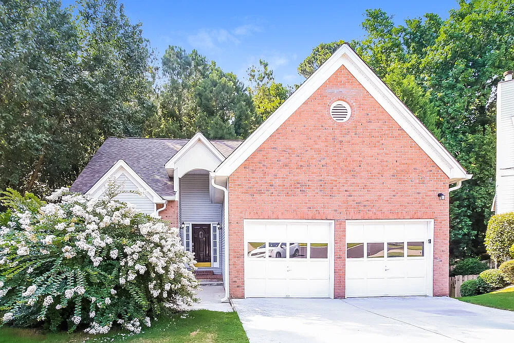 3 bed, 2.0 bath, 2298 sqft, $2,590 — Photo 1