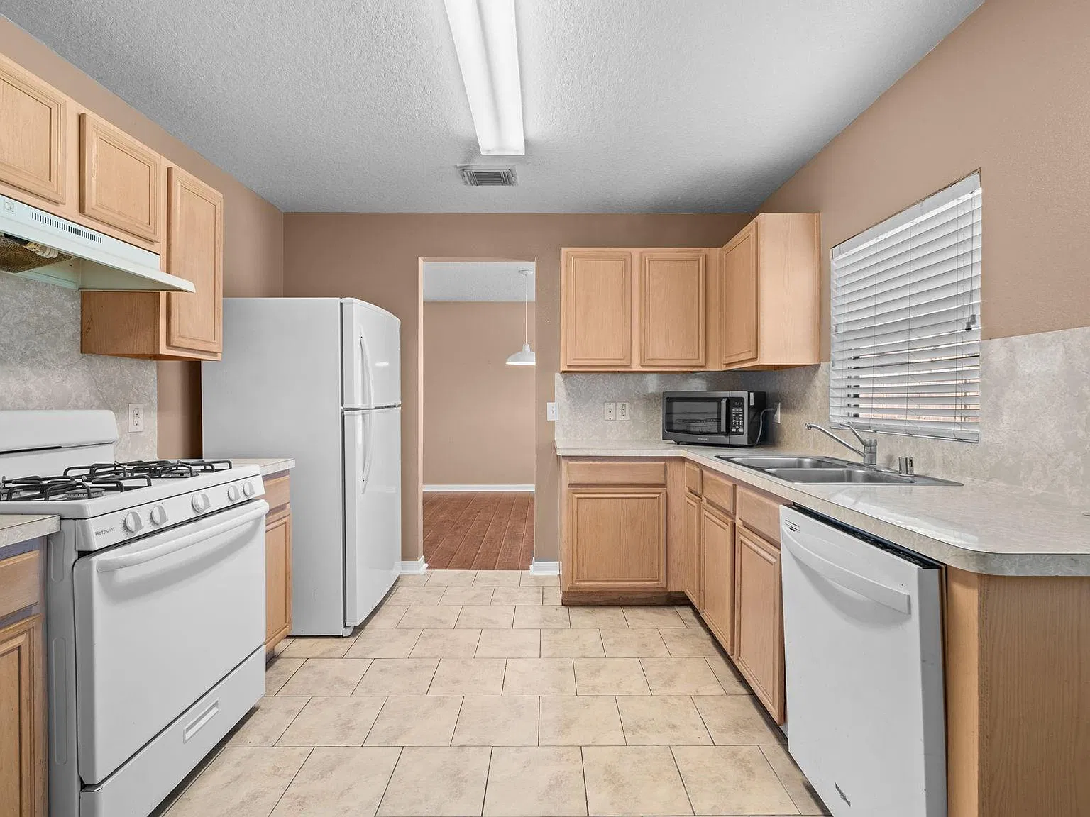3 bed, 1.0 bath, 1105 sqft, $1,650 — Photo 4