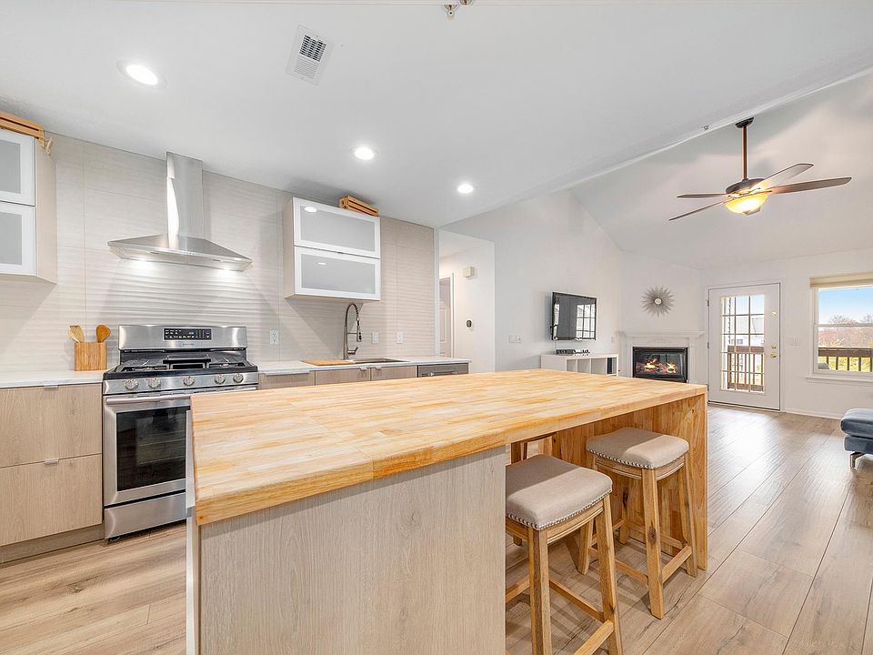1st image of 1528 Oakfield Dr #1528