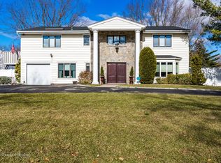 29 Bonaire Dr, Dix Hills, NY 11746