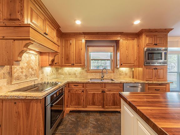 3rd image of 812 Canaan Dr
