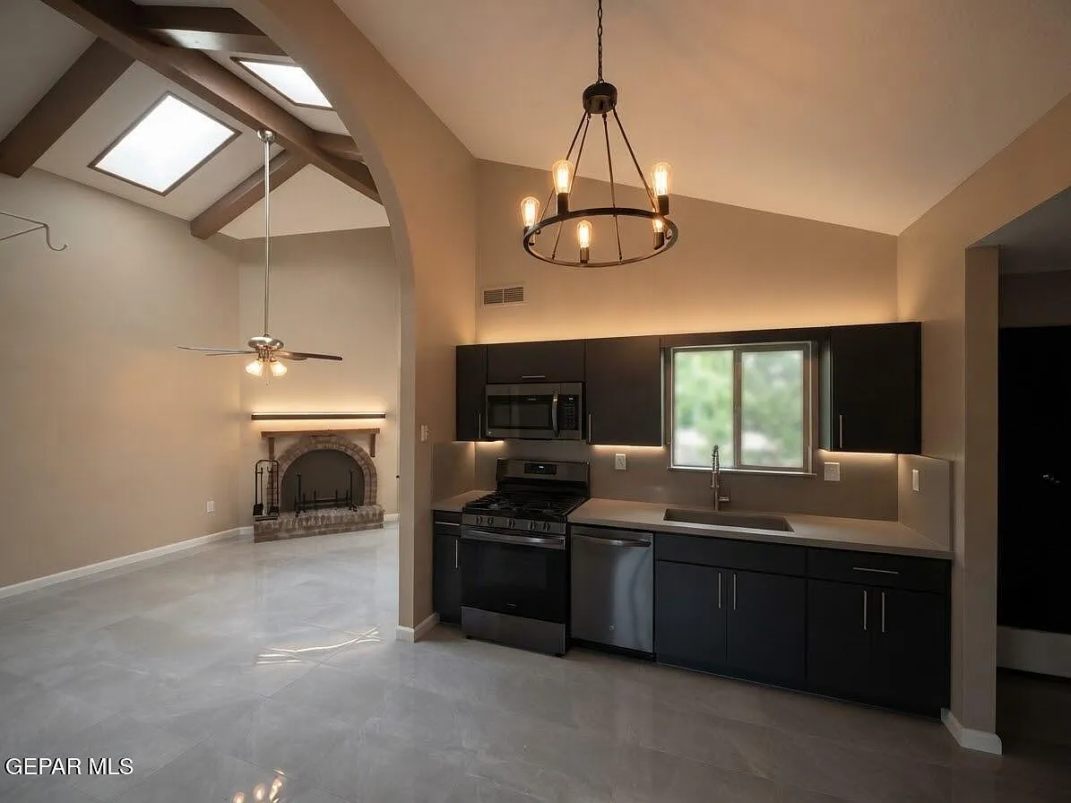 4 bed, 2.0 bath, 1380 sqft, $1,500 — Photo 2