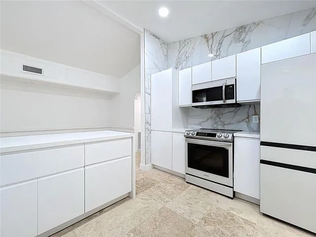 2836 NW 11th Ave — Photo 6