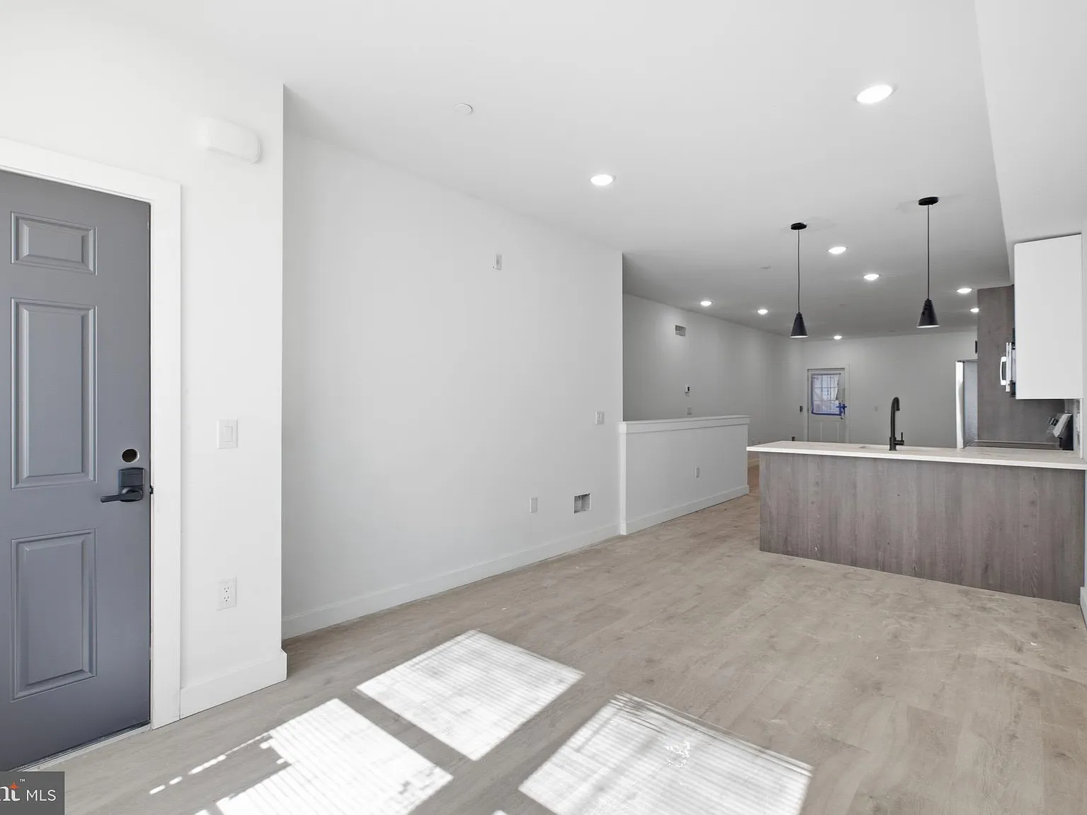 3 bed, $1,800 — Photo 2