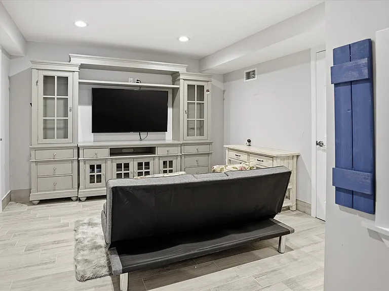 20 Stuart Ct — Photo 35