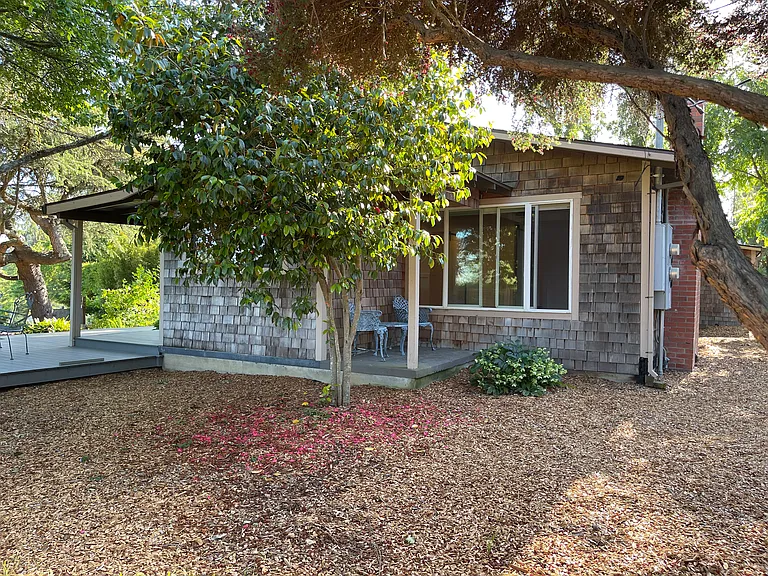 2334 Burnside Rd — Photo 2