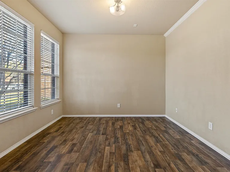 504 Teal Ln — Photo 4