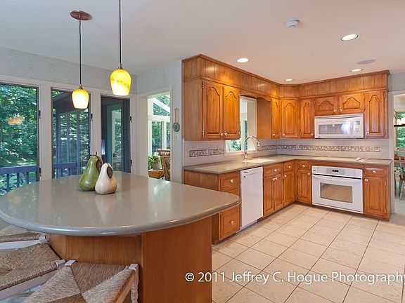 5th image of 32 Shagbark Ln