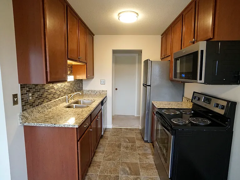 Charlton Estates — Photo 9
